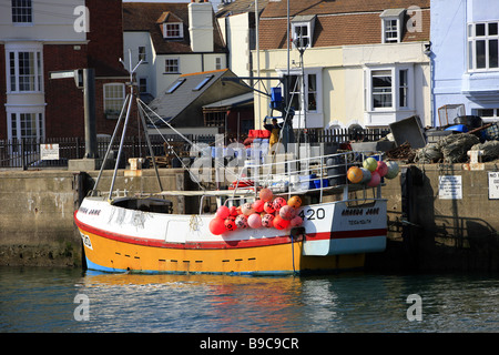 Angelboot/Fischerboot mit Marker Bojen gestreut um das Boot gefesselt in Weymouth Harbour dorset Stockfoto