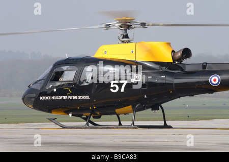 RAF Shawbury Verteidigung Helicopter Flying School GRUNDAUSBILDUNGS-betreibt Eichhörnchen Hubschrauber für rotary pilot basic Flight training Stockfoto