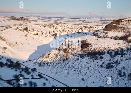 Am frühen Morgen in Cressbrook Dale nach einem Sturz von Schnee, Peak District, Derbyshire Stockfoto