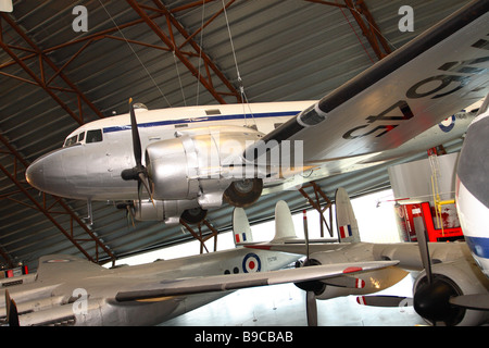 RAF Cosford Museum die c-47 Dakota Transportflugzeuge ist in der Landesausstellung des Kalten Krieges ausgestellt. Stockfoto