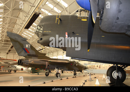 RAF Cosford historische Flugzeuge Museumsausstellung Avro Lincoln Bomber auf der rechten Seite und der modernen Panavia Tornado auf der linken Seite Stockfoto