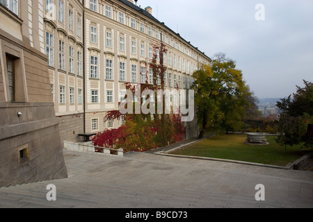 Treppe und Paradise Gardens im Herbst, Prager Burg, Tschechische Republik. Stockfoto