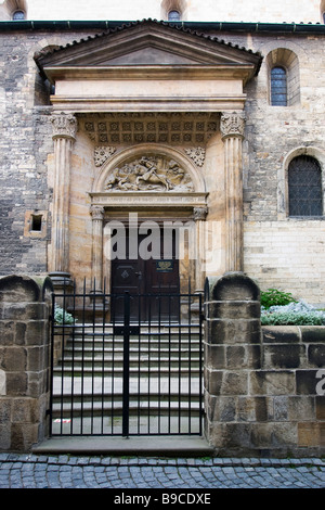 St.-Georgs Basilika Seiteneingang. Die Pragerburg, Tschechien. Stockfoto