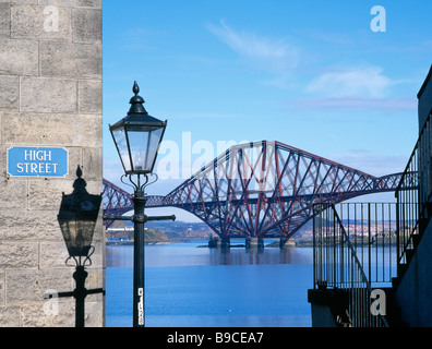 Die Forth Rail Bridge aus South Queensferry, Main Street, Edinburgh, Schottland, Großbritannien. Stockfoto