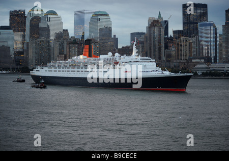 Die QE2 Königin Elizabeth II Ozeandampfer verlässt New York zum letzten Mal im Oktober 2008 Stockfoto