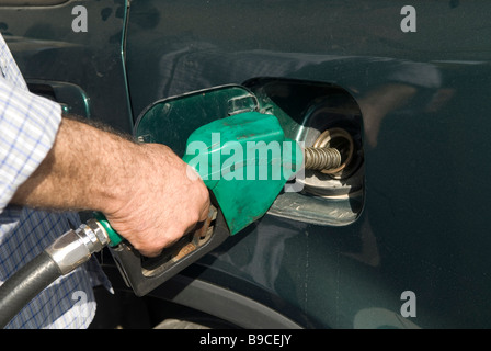 Nahaufnahme eines Mannes, der sein Auto mit Benzin Beirut Libanon Nahost zu füllen Stockfoto