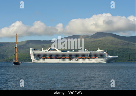 Kreuzfahrtschiff Grand Princess in der Sound of Mull, Schottland, im Juni 2008. Stockfoto