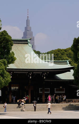 Main Hall von Meiji Jingu Shinto-Schrein und Wolkenkratzer NTT DoCoMo Yoyogi Gebäude. Yoyogi-Park. Shibuya. Tokyo. Japan. Stockfoto