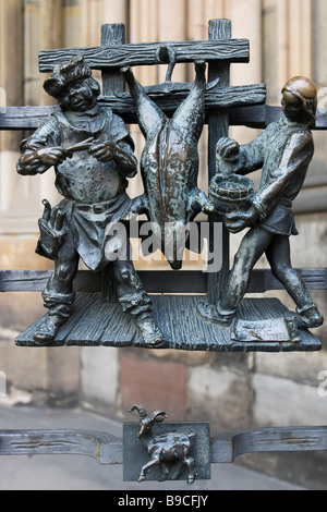 Metall Skulpturen der Tierkreiszeichen (Widder) von Jaroslav Horejc auf das Metalltor St Vitus Cathedral. Prag, Tschechische Republik. Stockfoto