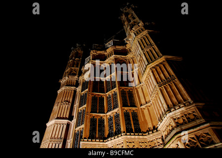 Markante Winkel der Westminster Abbey in der Nacht Stockfoto