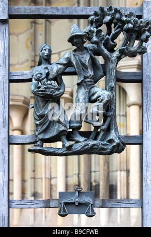 Metall Skulpturen der Sternzeichen (Waage) von Jaroslav Horejc auf das Metalltor St Vitus Cathedral. Prag, Tschechische Republik. Stockfoto