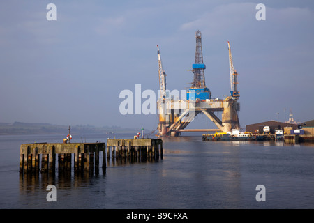 Edle Tonne Van Langeveld, semi-submersible Bohranlage; Semisubmersible offshore Schiff auf Invergordon Docks, Cromarty Firth, nördlichen Schottland, Großbritannien Stockfoto