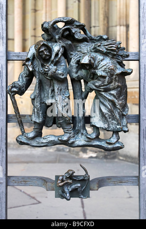 Metall Skulpturen der Sternzeichen (Bogenschützen) von Jaroslav Horejc auf das Metalltor St Vitus Cathedral. Prag, Tschechische Republik. Stockfoto