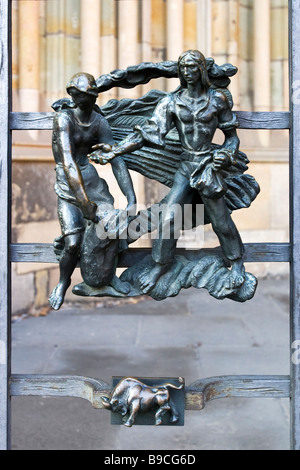 Metall Skulpturen der Sternzeichen (Stier) von Jaroslav Horejc auf das Metalltor St Vitus Cathedral. Prag, Tschechische Republik. Stockfoto