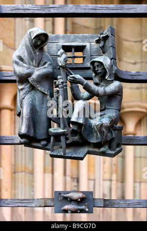 Metall Skulpturen der Sternzeichen (Fisch) von Jaroslav Horejc auf das Metalltor St Vitus Cathedral. Prag, Tschechische Republik. Stockfoto