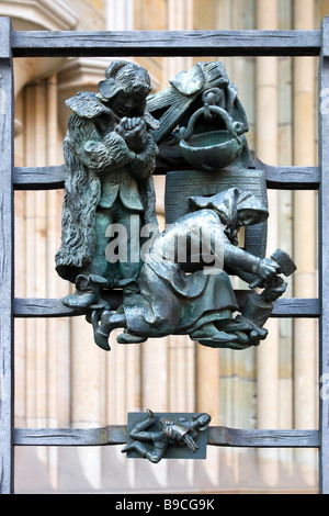 Metall Skulpturen der Sternzeichen (Wassermann) von Jaroslav Horejc auf das Metalltor St Vitus Cathedral. Prag, Tschechische Republik. Stockfoto