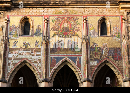 Mosaike über golden gate, St.-Veits-Dom auf der Pragerburg in Tschechien. Stockfoto