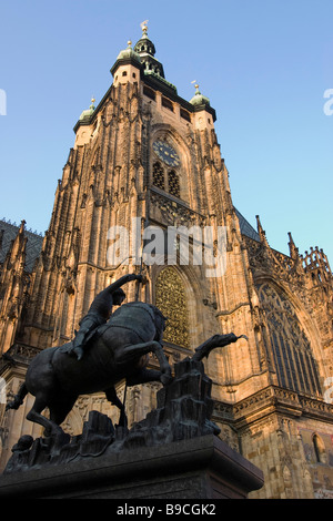 Blick auf St. Vitus Kathedrale Hauptturm mit Pferdesport Denkmal von St. George im Hof der Pragerburg, Tschechien. Stockfoto