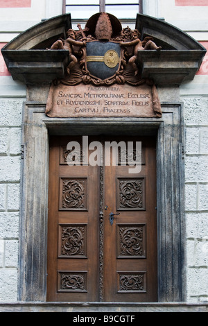 Alte mittelalterliche Haus Tür des Erzbischofs auf St. Vitus Kathedrale Platz, Pragerburg. Stockfoto