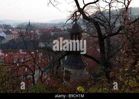 Ansicht von Mala Strana von Prag Burgmauern auf Sonnenuntergang im Herbst. Stockfoto