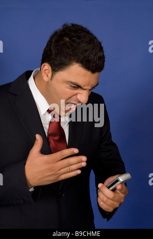 Wütend Geschäftsmann schreiend an Handy Stockfoto