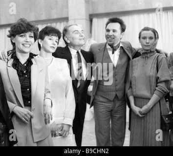 Pierre Cardin Franzosischer Modeschopfer Seine Pariser Salon Mit Der Franzosischen Schauspielerin Jeanne Moreau Um 1970 Stockfotografie Alamy