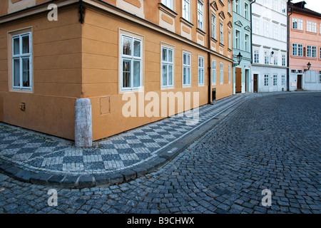 Ecke des mittelalterlichen Hauses in der Nähe von Karlsbrücke in Prag, Tschechien. Stockfoto