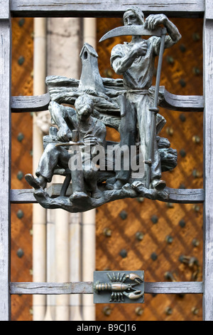 Metall Skulpturen der Sternzeichen (Krabbe) von Jaroslav Horejc auf das Metalltor St Vitus Cathedral. Prag, Tschechische Republik. Stockfoto