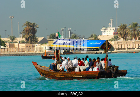 Abra Wassertaxi Kreuz und quer durch den Dubai Creek zwischen Ancd Bur Dubai Deira, Dubai, Vereinigte Arabische Emirate Stockfoto
