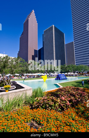 Houston Texas Skyline der Innenstadt rote Blumen Wasser Teich Knallfarben ideales Wetter Stockfoto