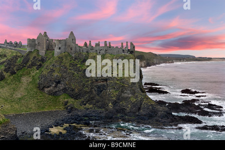 Dunluce Castle, in der Nähe von Portrush, North Antrim Coast, County Antrim, Nordirland Stockfoto
