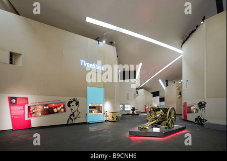 Die wichtigsten Ausstellungsraum in das Imperial War Museum North, Salford Quays, Greater Manchester, England Stockfoto