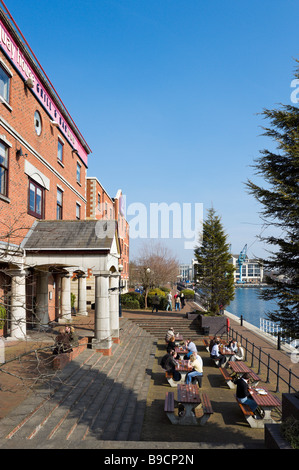 Kunden sitzen außerhalb der Quay House Grill und Bar auf der Ontario-Becken, Salford Quays, Greater Manchester, England Stockfoto