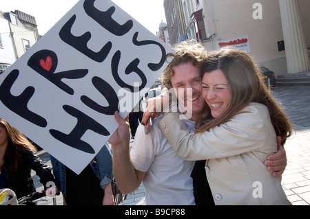 Ein junges Paar umarmen einander spontan im Zentrum von Brighton Stockfoto