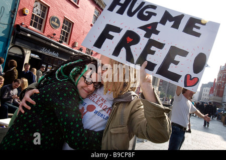 Ein junges Paar umarmen einander spontan während eines Free Hugs in Brighton Stockfoto