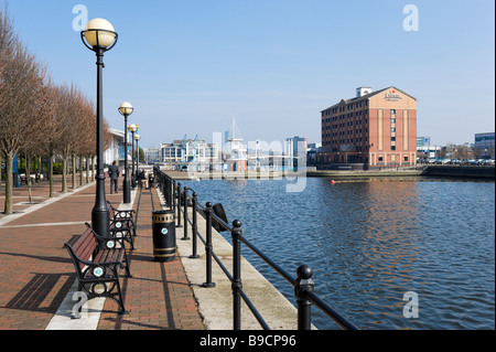 Die Promenade entlang den Manchester Ship Canal und das Express by Holiday Inn Hotel, Engla, Greater Manchester, Salford Quays Stockfoto