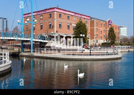 Quay House Grill und Bar und das Premier Inn auf der Ontario-Becken, Salford Quays, Greater Manchester, England Stockfoto