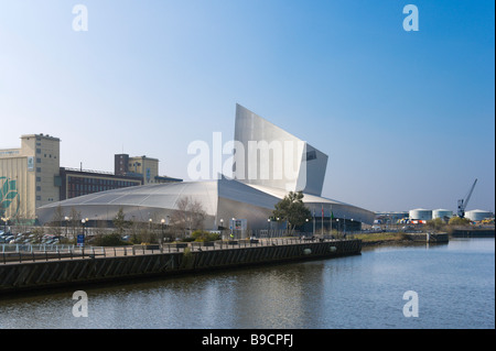 Imperial War Museum North entworfen von dem Architekten Daniel Libeskind, Salford Quays, Greater Manchester, England Stockfoto