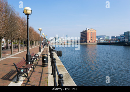 Die Promenade entlang den Manchester Ship Canal und das Express by Holiday Inn Hotel, Engla, Greater Manchester, Salford Quays Stockfoto