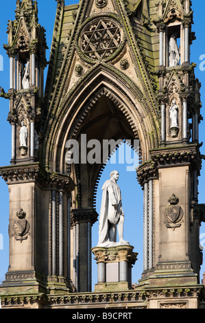 Statue von Prinz Albert vor dem Rathaus, Albert Square, Manchester, England Stockfoto