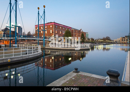 Quay House Grill und Bar auf der Ontario-Becken in der Nacht, Salford Quays, Greater Manchester, England Stockfoto