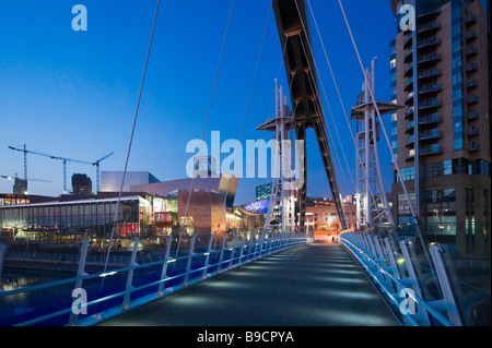 Die Lowry-Kunstgalerie von der Millennium Fußgängerbrücke über den Manchester Ship Canal Salford Quays Greater Manchester-England Stockfoto