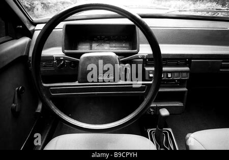 Halbstarre Lenkradkranz des Autos Lada VAZ 2108 sowjetischer Bauart und  Herstellung ermöglicht den einfachen Zugang zum dashboard Stockfotografie -  Alamy