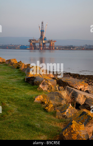 Service-Plattform-Rig in Invergordon tief Watter Hafen, Cromarty Firth im Norden Schottlands, UK Stockfoto