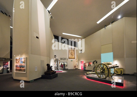 Die wichtigsten Ausstellungsraum in das Imperial War Museum North, Salford Quays, Greater Manchester, England Stockfoto