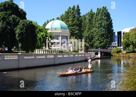 Stechkahn fahren vorbei an Rotunde am Fluss Avon, Christchurch, Canterbury, Südinsel, Neuseeland Stockfoto