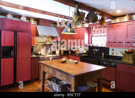 Küche im Haus im Kolonialstil mit roten Schränke Stockfoto