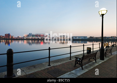 Den Manchester Ship Canal und die Fußball-Manchester United im Old Trafford, Salford Quays, Greater Manchester, England gemahlen Stockfoto