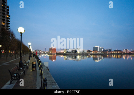 Die Promenade neben den Manchester Ship Canal in der Abenddämmerung, Salford Quays, Greater Manchester, England Stockfoto