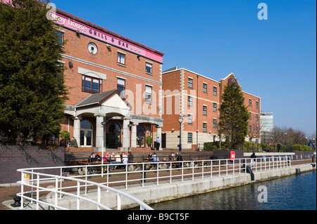 Kunden sitzen außerhalb der Quay House Grill und Bar auf der Ontario-Becken, Salford Quays, Greater Manchester, England Stockfoto